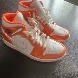 Jordan 1 mid (Electro Orange)